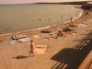 Хорошо летом, осенью и теплой весной на море в Крыму, Николаевка! Приглашаем остановиться в доме, на самом берегу моря! Два этажа, 205 м2 - чудное жилье на 6-13+ человек, до моря 22м!