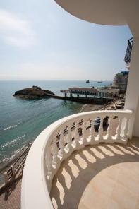 Предлагаем провести незабываемый отдых в Крыму в 8-ми метрах от моря в отеле Санта Барбара