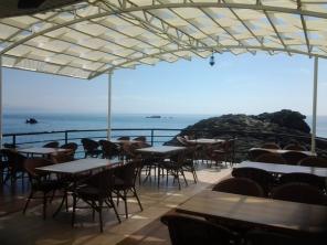 Уютное кафе над морем в живописном уголке Крыма