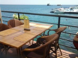 Уютное кафе над морем в живописном уголке Крыма