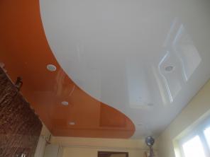 Двухцветные комбинированные натяжные потолки