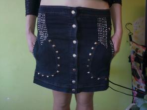 джинсовая юбка с клепками застегивается с переди на кнопках р.46-48(м)