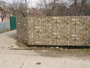 Заборы и ограждения из профнастила и дерева в Севастополе.