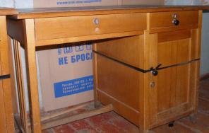 Продам деревянный письменный стол